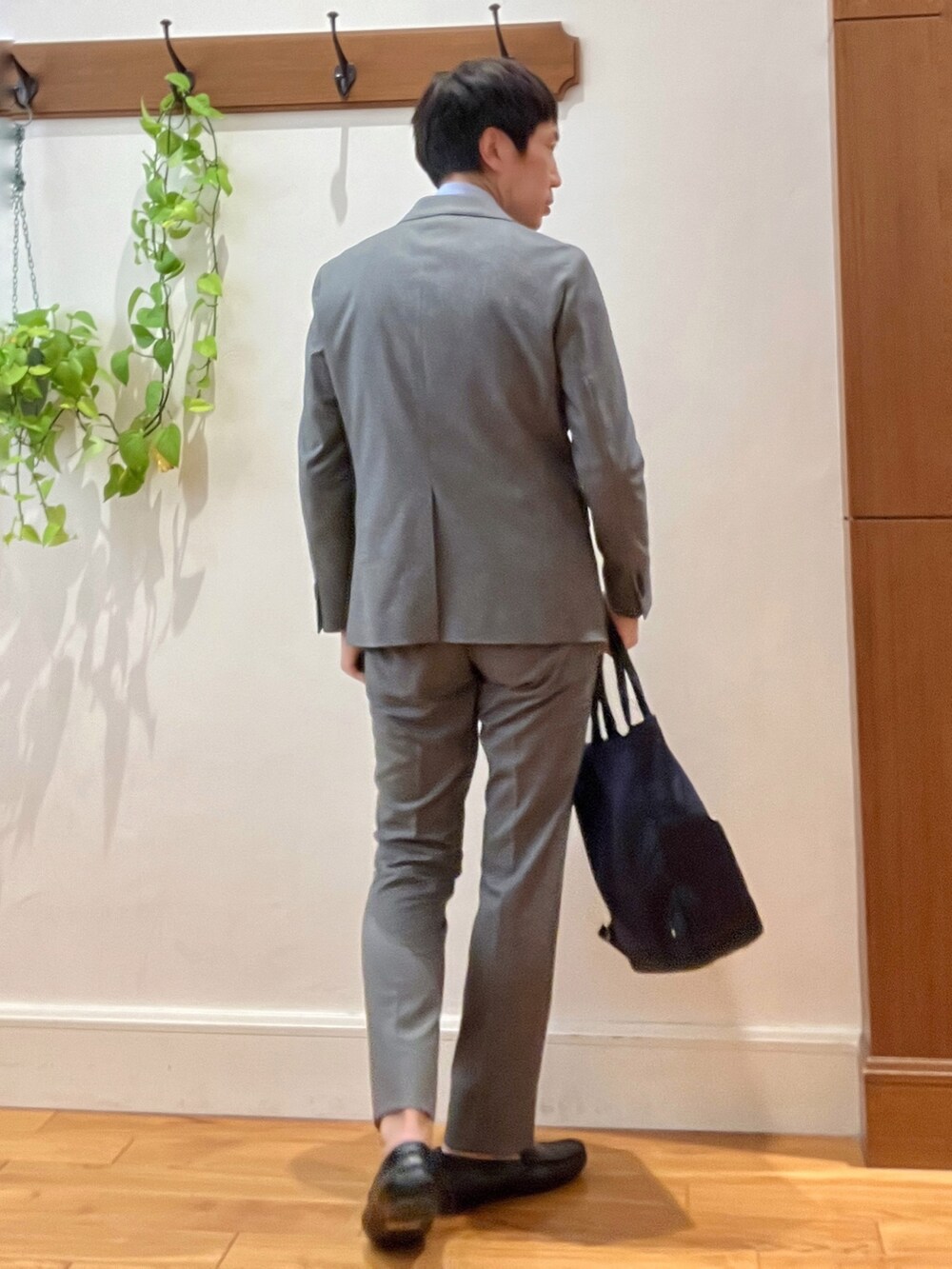 グレー系のその他パンツ、グレー系のテーラードジャケット、ブルー系のビジネスシャツを着用したメンズの秋コーディネートの6枚目の写真