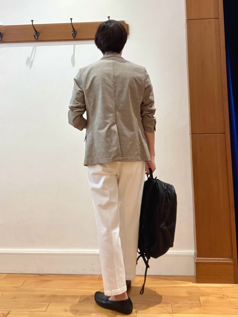 ベージュ系のテーラードジャケット、ブラウン系のTシャツ/カットソー、ホワイト系のデニムパンツを着用したメンズの春コーディネートの5枚目の写真