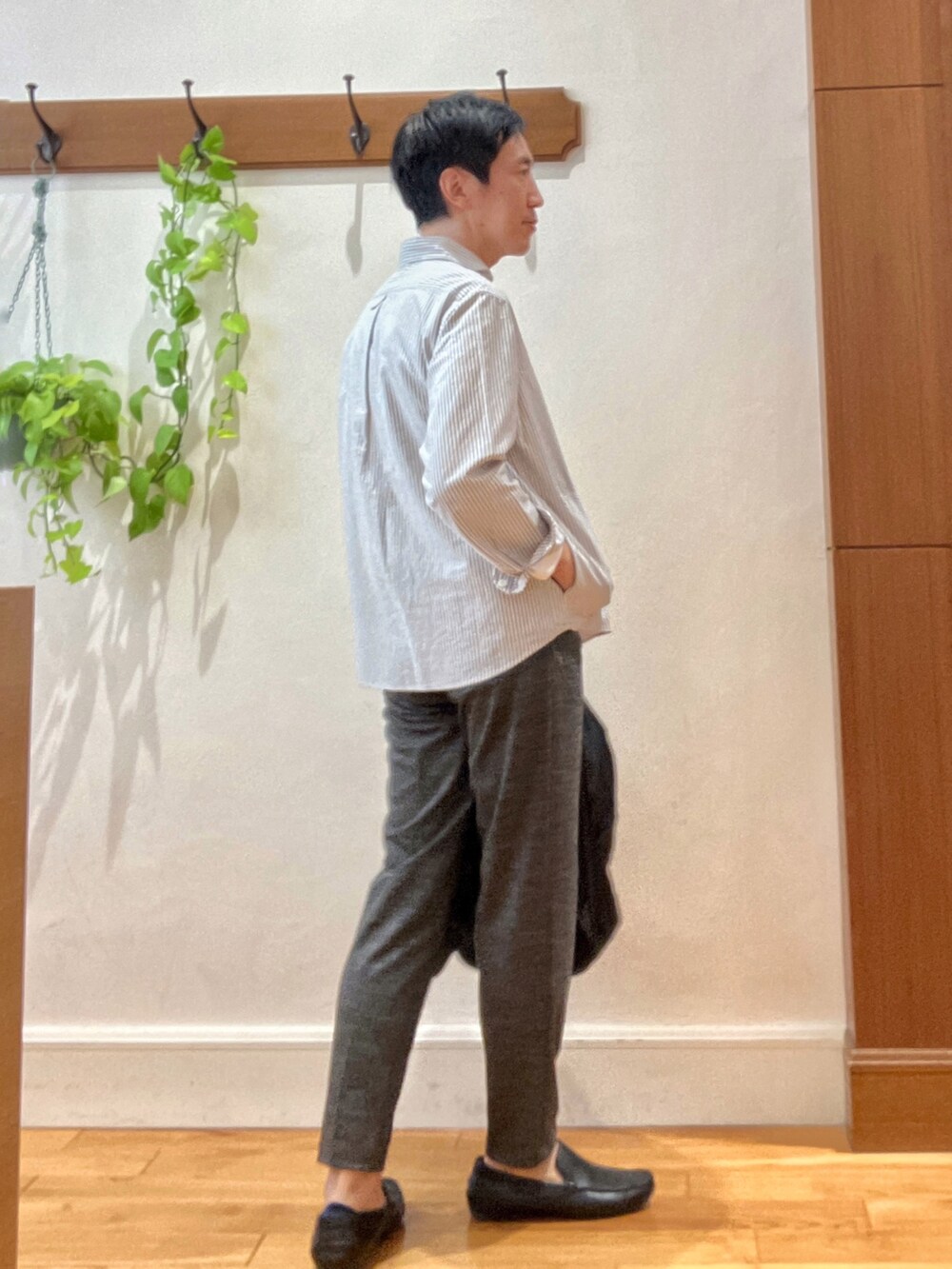 ブルー系のシャツ/ブラウス、グレー系のその他パンツ、ブラック系のバックパック/リュックを着用したメンズの秋コーディネートの5枚目の写真