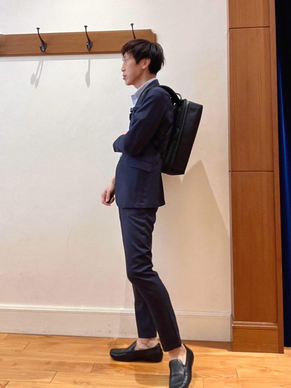 ブルー系のテーラードジャケット、ブルー系のその他パンツ、ブラック系のバックパック/リュックを着用したメンズの春コーディネートの4枚目の写真