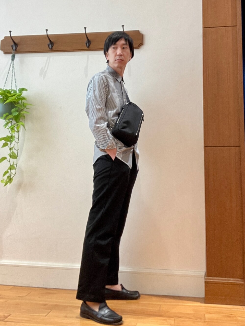 ブラック系のボディバッグ/ウエストポーチ、ブラック系のシャツ/ブラウスを着用したメンズの冬コーディネートの2枚目の写真