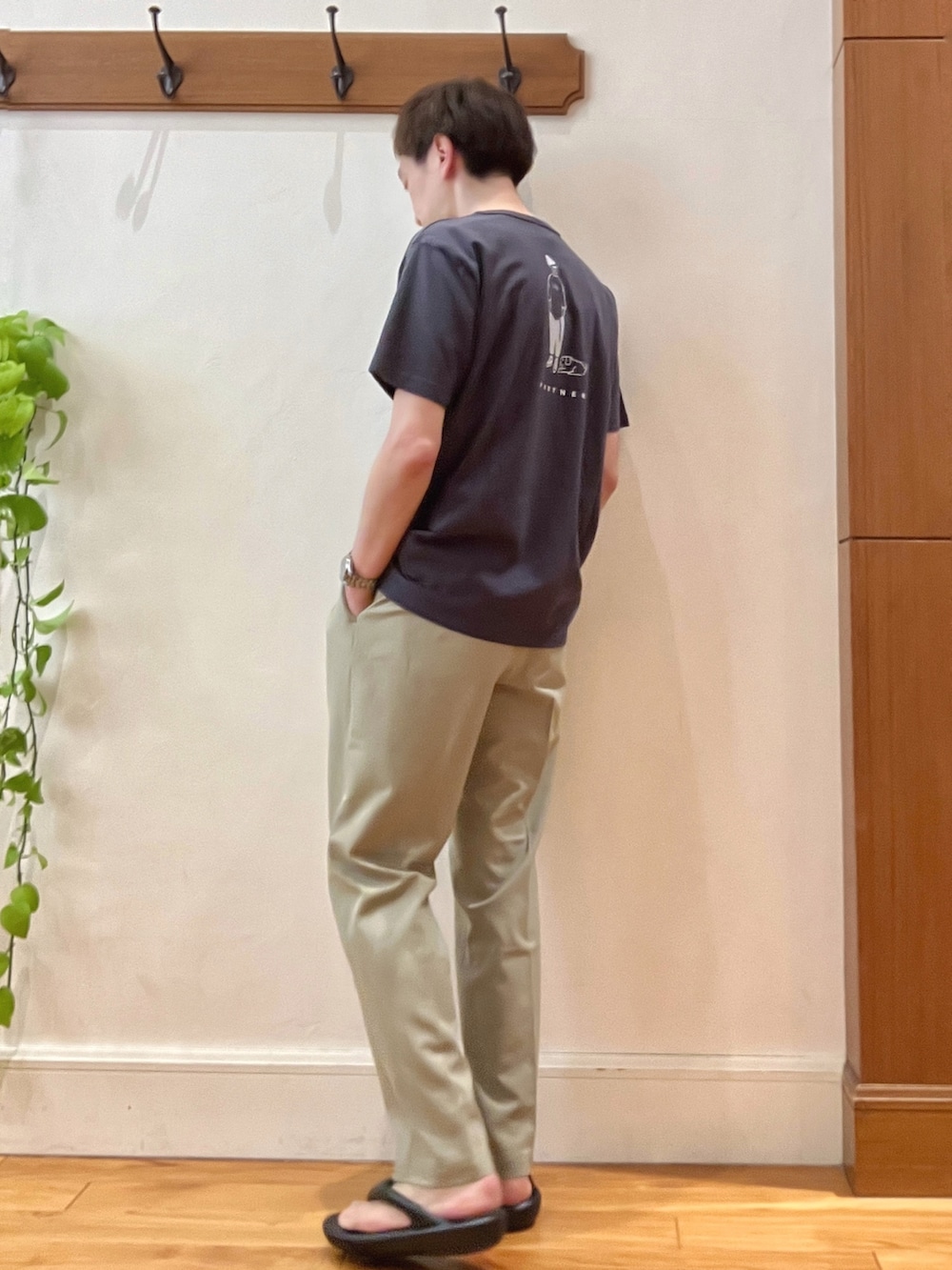 グレー系のTシャツ/カットソー、ベージュ系のその他パンツ、ブラック系のサンダルを着用したメンズの春コーディネートの4枚目の写真