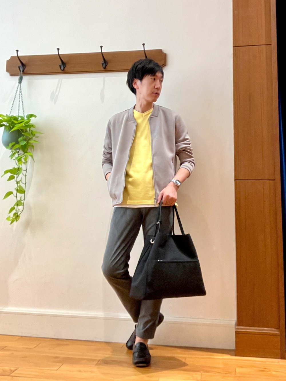 グレー系のその他パンツ、ベージュ系のブルゾン、イエロー系のニット/セーターを着用したメンズの冬コーディネートの2枚目の写真