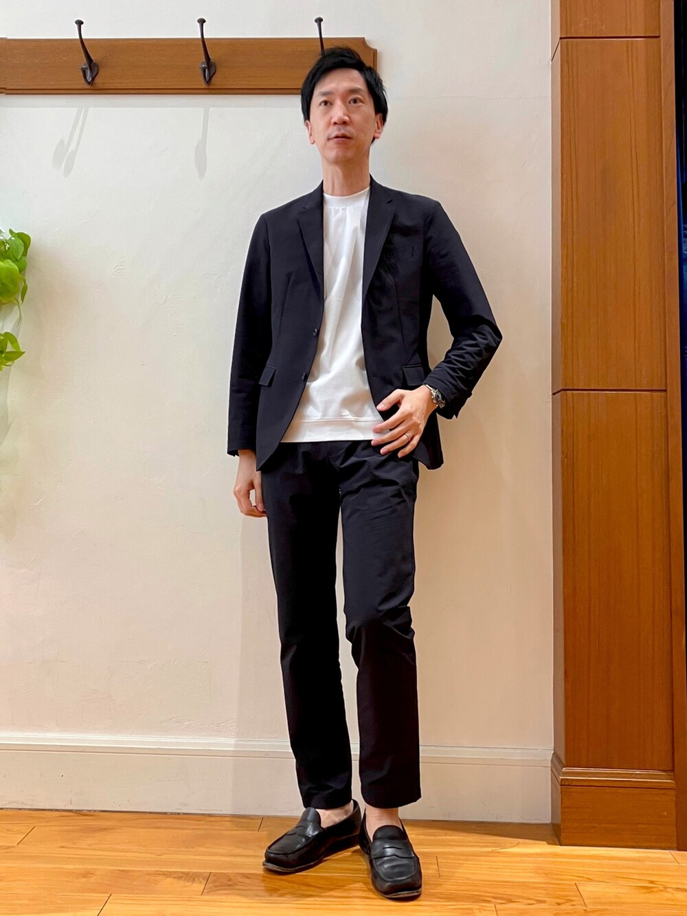 ブルー系のその他パンツ、ホワイト系のTシャツ/カットソー、ブラック系のテーラードジャケットを着用したメンズの冬コーディネートの2枚目の写真