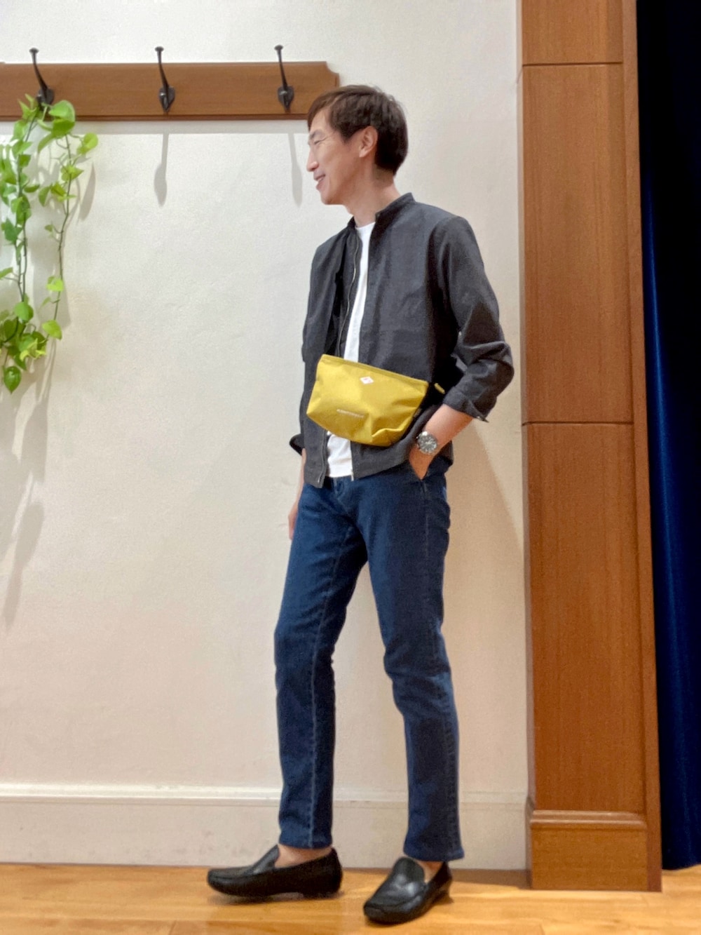 ホワイト系のTシャツ/カットソー、グレー系のブルゾン、イエロー系のショルダーバッグを着用したメンズの夏コーディネートの3枚目の写真