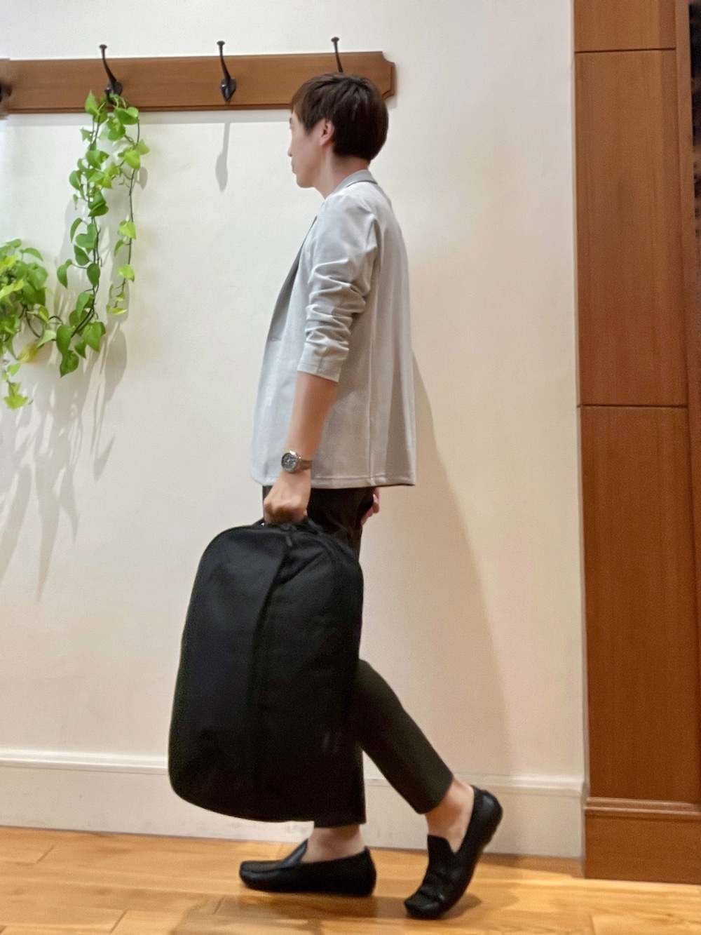 グレー系のテーラードジャケット、ホワイト系のTシャツ/カットソー、グリーン系のその他パンツを着用したメンズの秋コーディネートの4枚目の写真