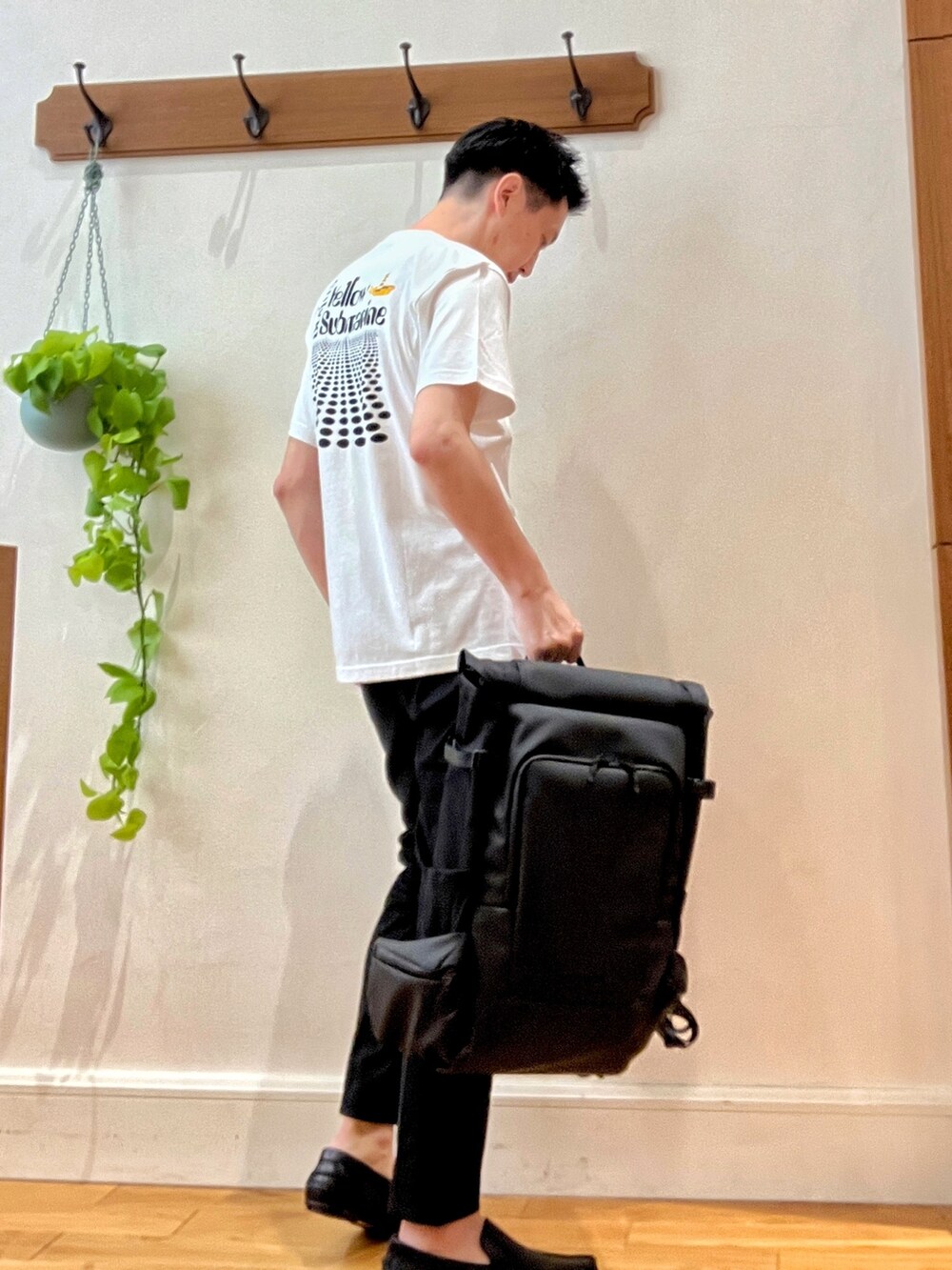 ホワイト系のTシャツ/カットソー、ブラック系のその他パンツ、ブラック系のバックパック/リュックを着用したメンズの夏コーディネートの5枚目の写真