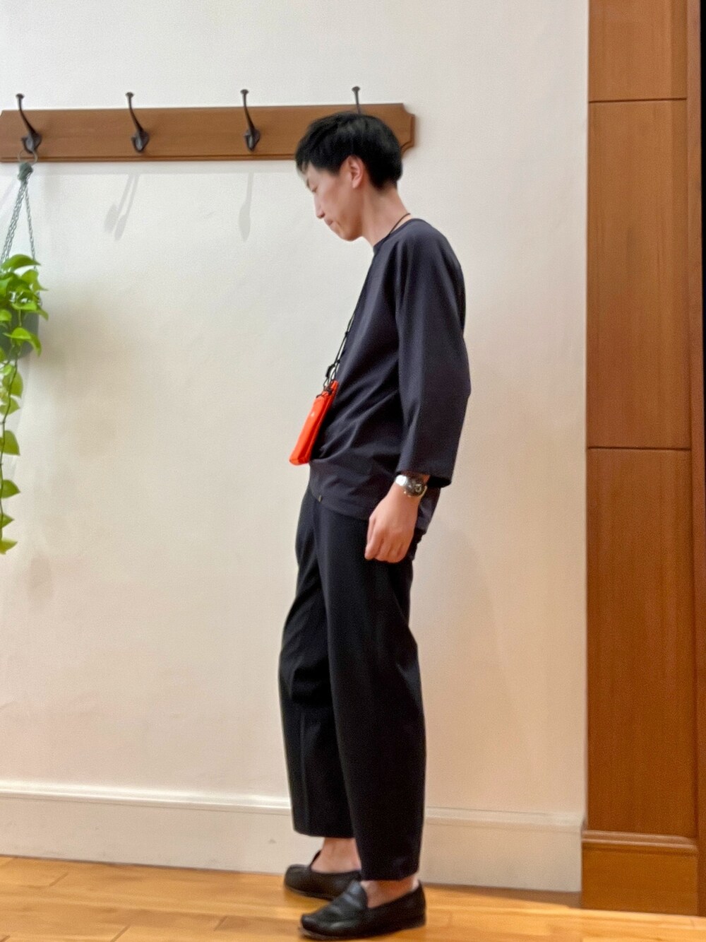 ブラック系のTシャツ/カットソー、イエロー系のショルダーバッグ、ブルー系のその他パンツを着用したメンズの春コーディネートの5枚目の写真