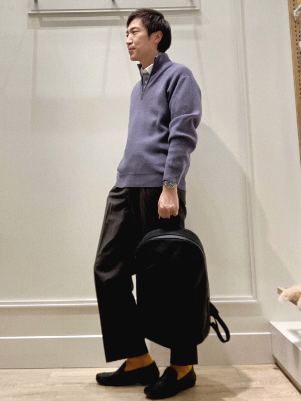 ブルー系のシャツ/ブラウス、ブルー系のニット/セーター、ブラック系のバックパック/リュックを着用したメンズの冬コーディネートの2枚目の写真