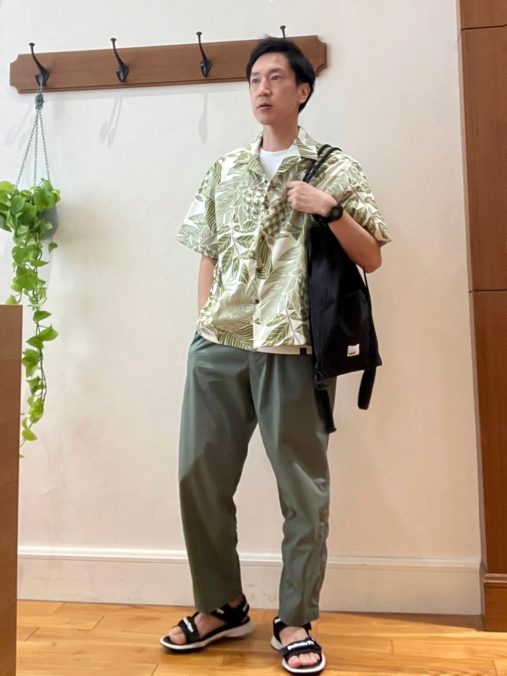 ブラック系のトートバッグ、ホワイト系のTシャツ/カットソー、グリーン系のシャツ/ブラウスを着用したメンズの夏コーディネートの2枚目の写真