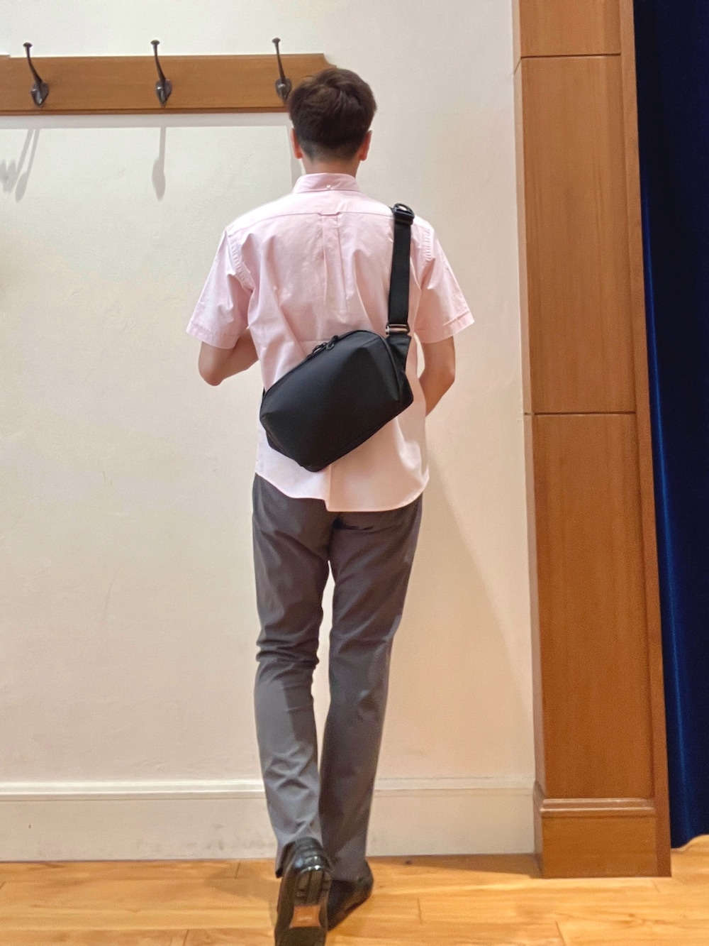 ピンク系のシャツ/ブラウス、ホワイト系のTシャツ/カットソー、ブラック系のショルダーバッグを着用したメンズの夏コーディネートの5枚目の写真