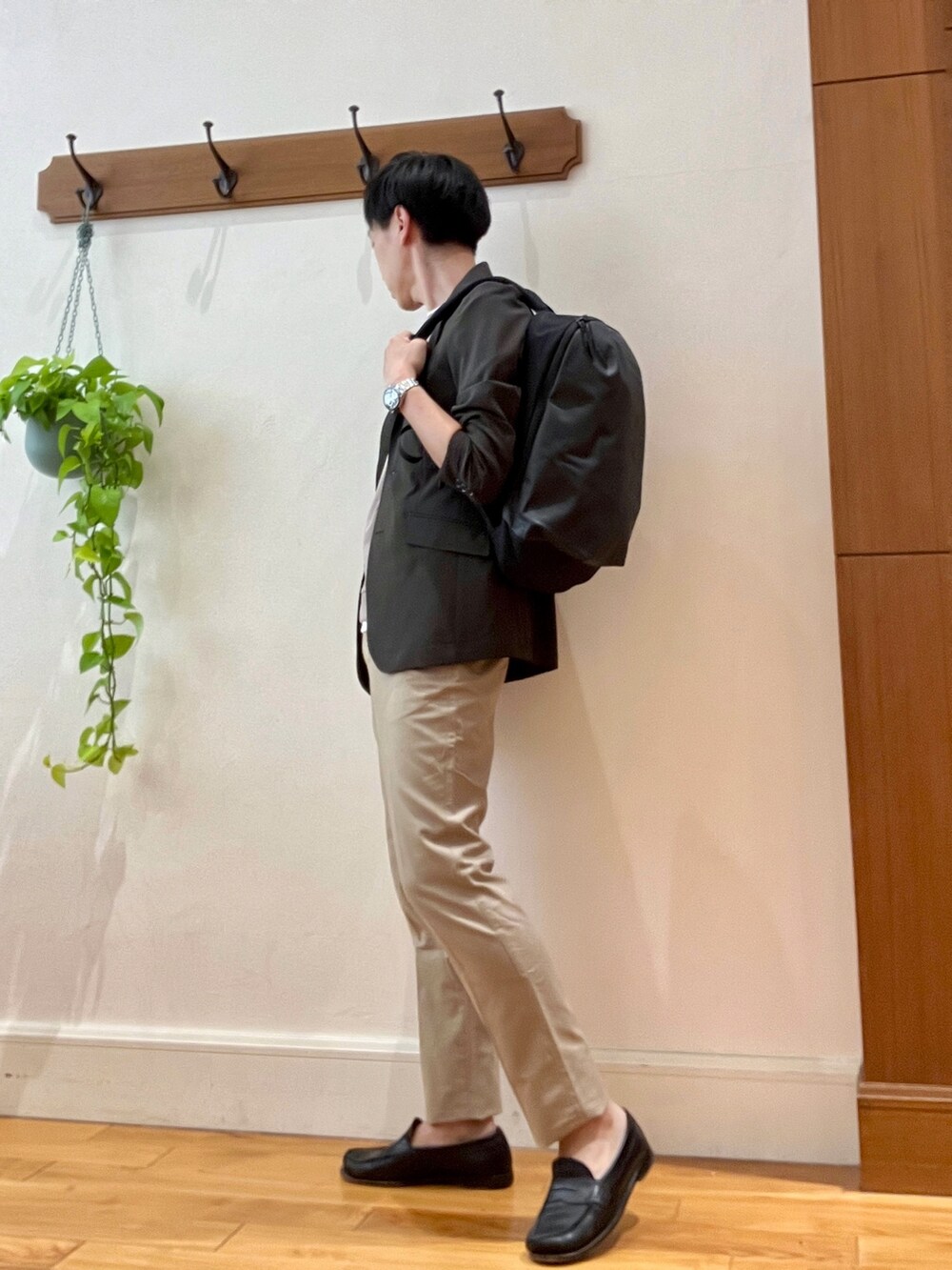 ブラウン系のテーラードジャケット、ベージュ系のTシャツ/カットソー、ブラック系のバックパック/リュックを着用したメンズの春コーディネートの6枚目の写真