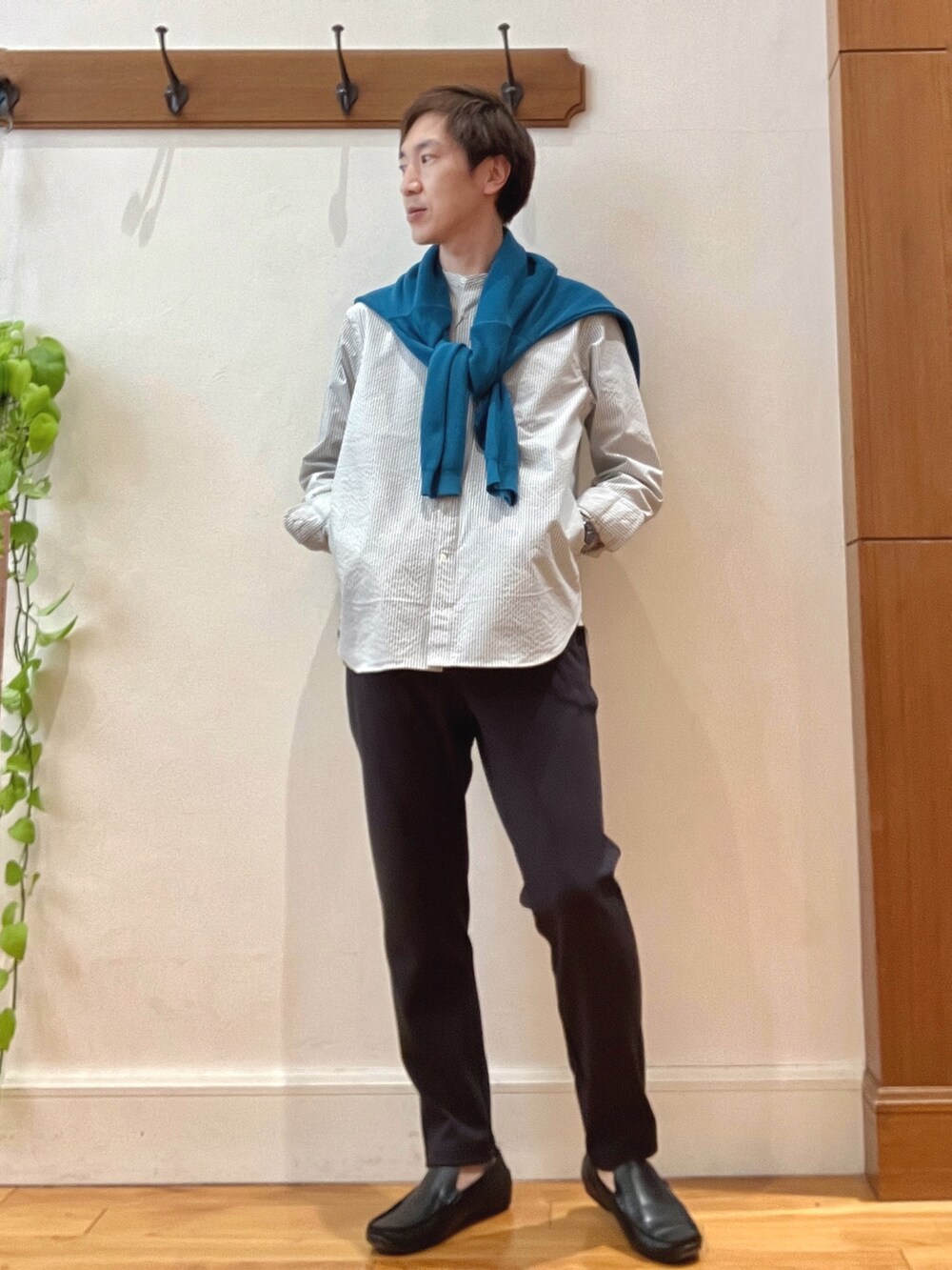 グリーン系のニット/セーター、グレー系のシャツ/ブラウス、グレー系のその他パンツを着用したメンズの春コーディネートの2枚目の写真