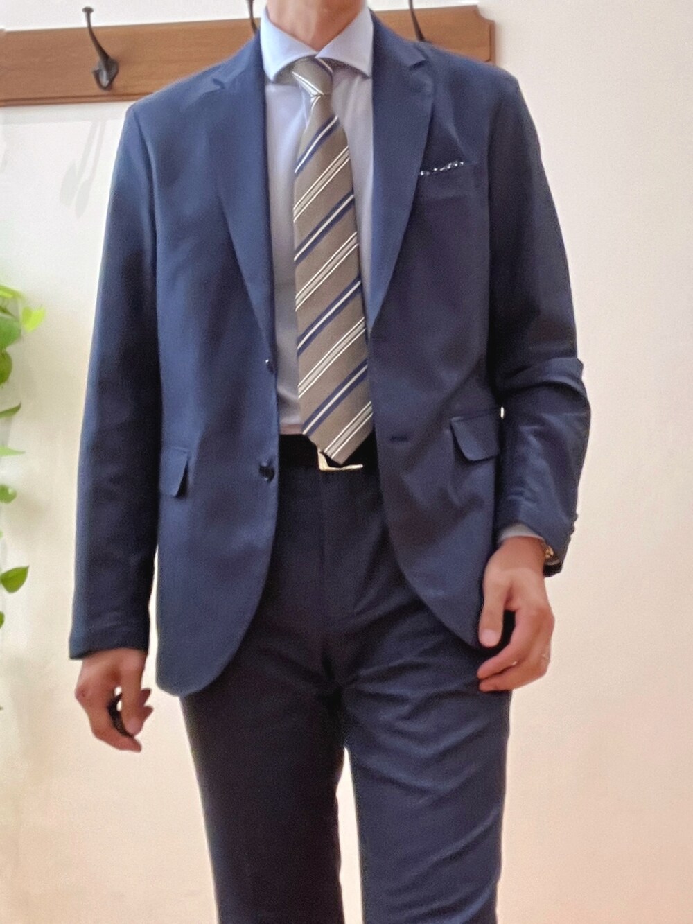 ブルー系のその他パンツ、ブルー系のシャツ/ブラウス、ベージュ系のネクタイを着用したメンズの秋コーディネートの8枚目の写真