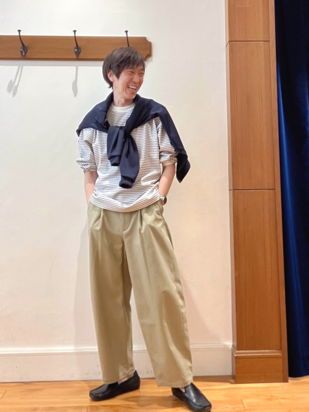 ホワイト系のTシャツ/カットソー、グレー系のトートバッグを着用したメンズの春コーディネートの7枚目の写真