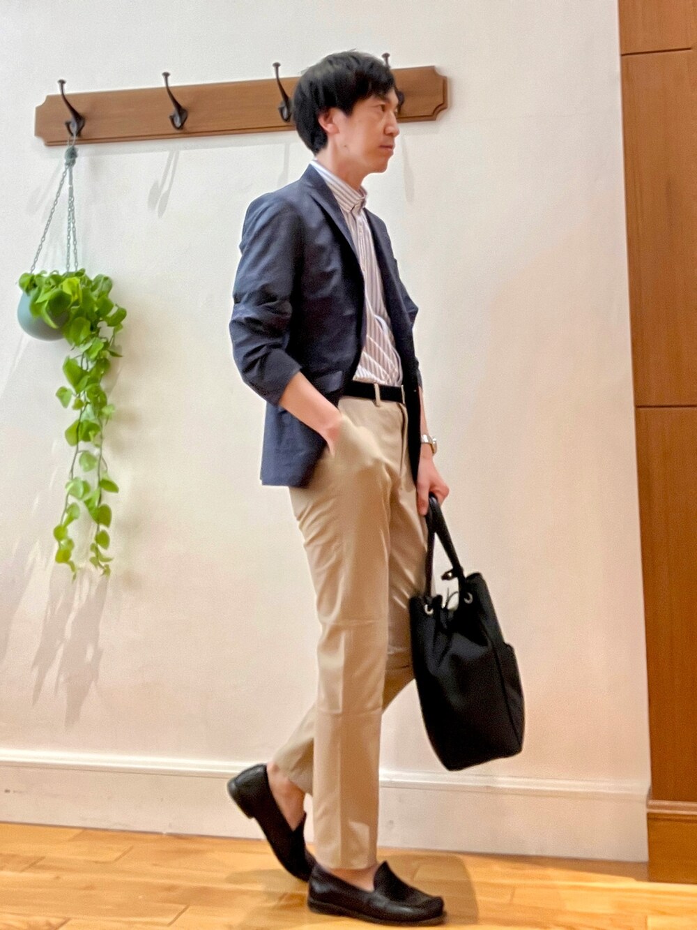 ブルー系のテーラードジャケット、ホワイト系のシャツ/ブラウス、ブラック系のトートバッグを着用したメンズの春コーディネートの6枚目の写真