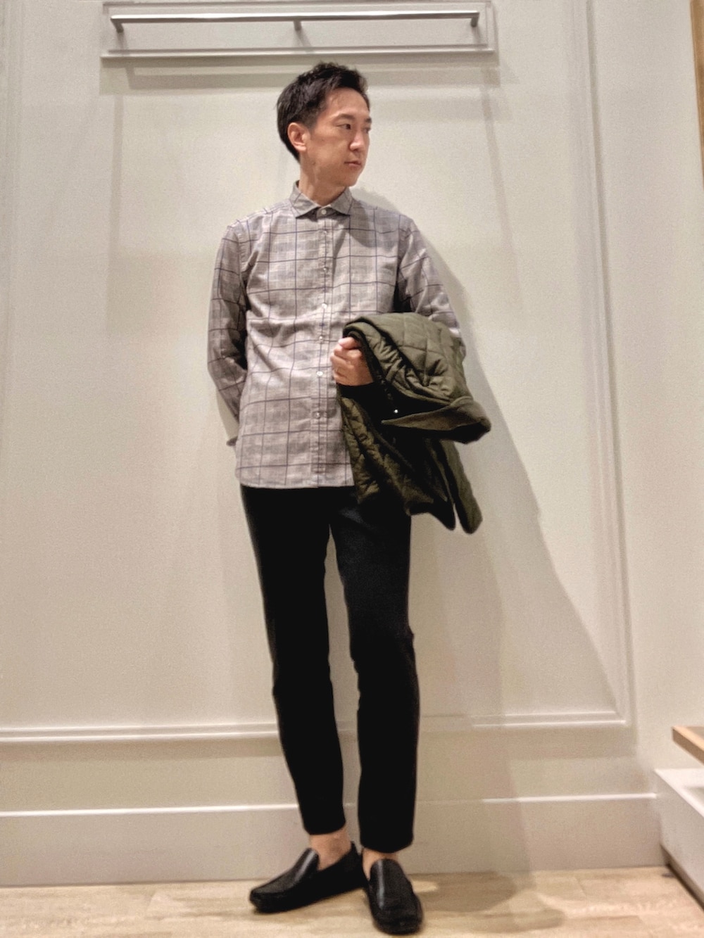 ブラック系のシャツ/ブラウス、グリーン系のブルゾン、その他のマフラーを着用したメンズの秋コーディネートの8枚目の写真