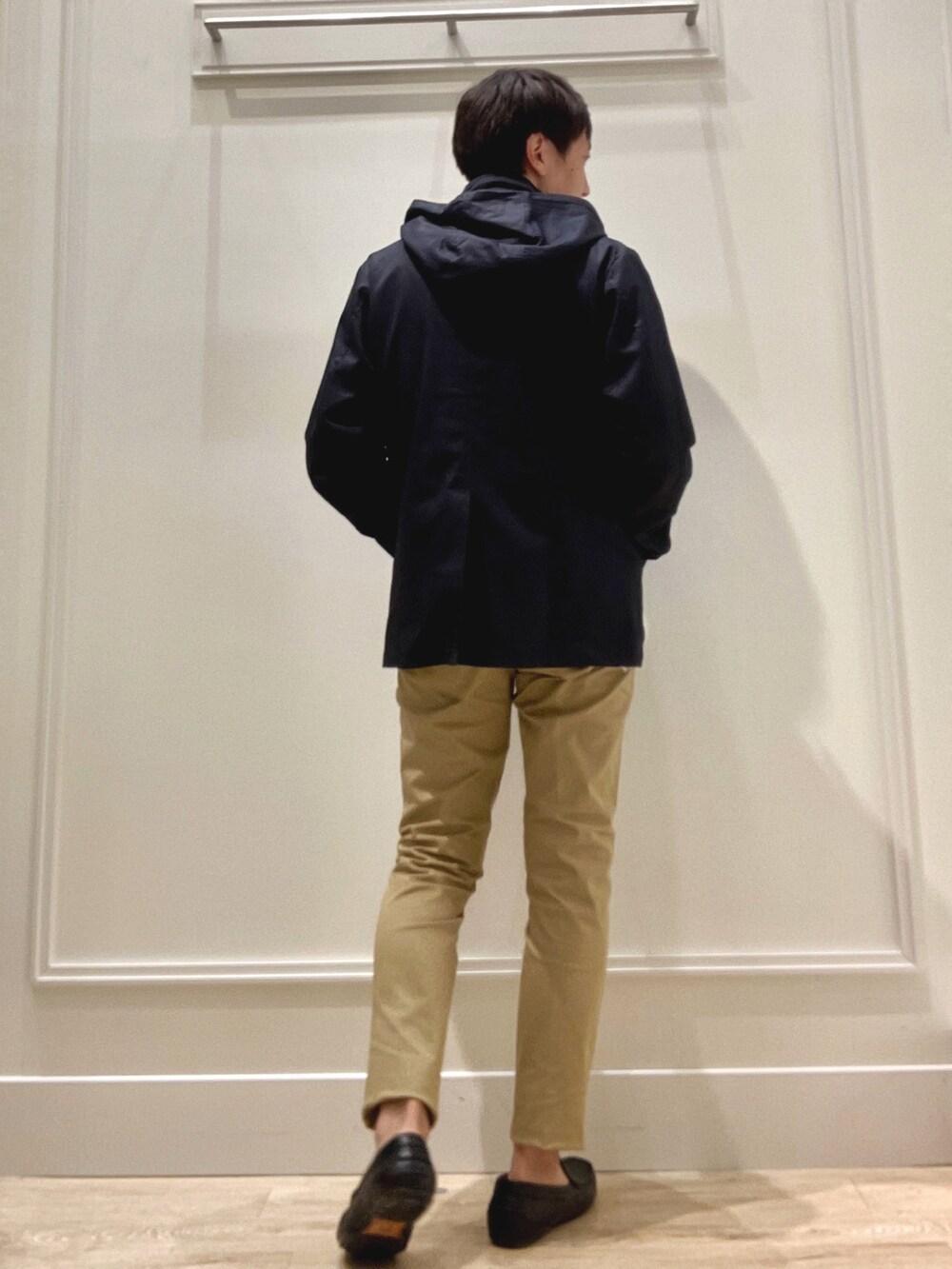 ベージュ系のその他パンツ、グレー系のカーディガン/ボレロ、ブルー系のブルゾンを着用したメンズの秋コーディネートの4枚目の写真