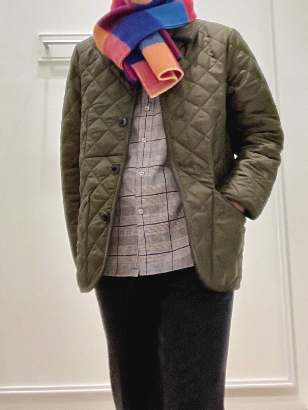 ブラック系のシャツ/ブラウス、グリーン系のブルゾン、その他のマフラーを着用したメンズの秋コーディネートの7枚目の写真