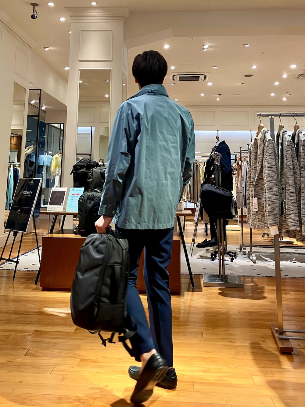 グリーン系のシャツ/ブラウス、ブルー系のブルゾン、ブルー系のカーディガン/ボレロを着用したメンズの冬コーディネートの4枚目の写真