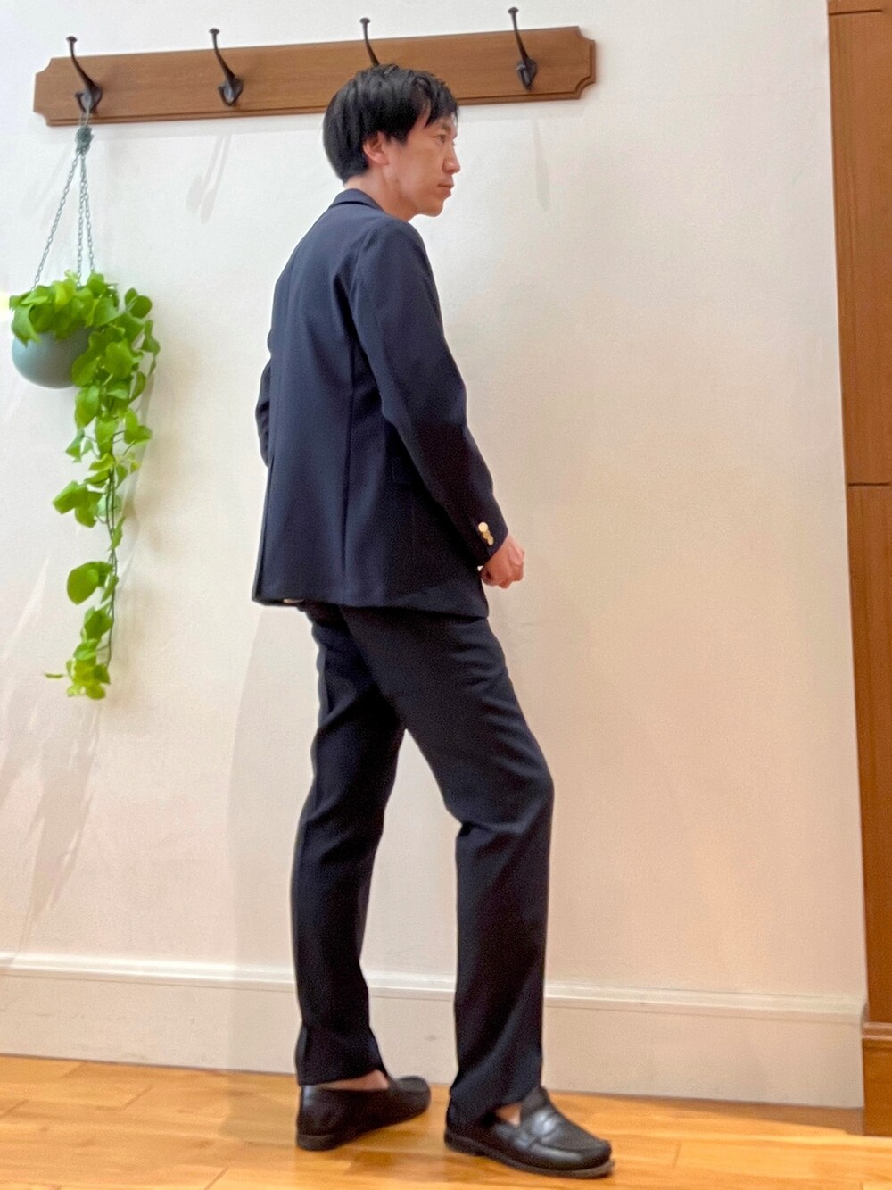 ブルー系のテーラードジャケット、ブルー系のその他パンツ、ホワイト系のTシャツ/カットソーを着用したメンズの春コーディネートの5枚目の写真