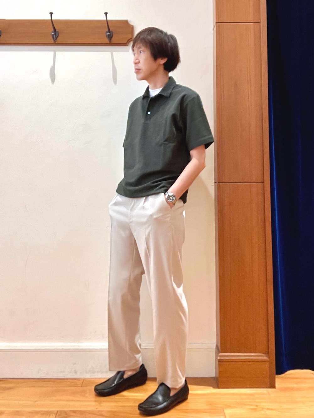 ホワイト系のTシャツ/カットソー、グリーン系のポロシャツ、ホワイト系のその他パンツを着用したメンズの夏コーディネートの2枚目の写真