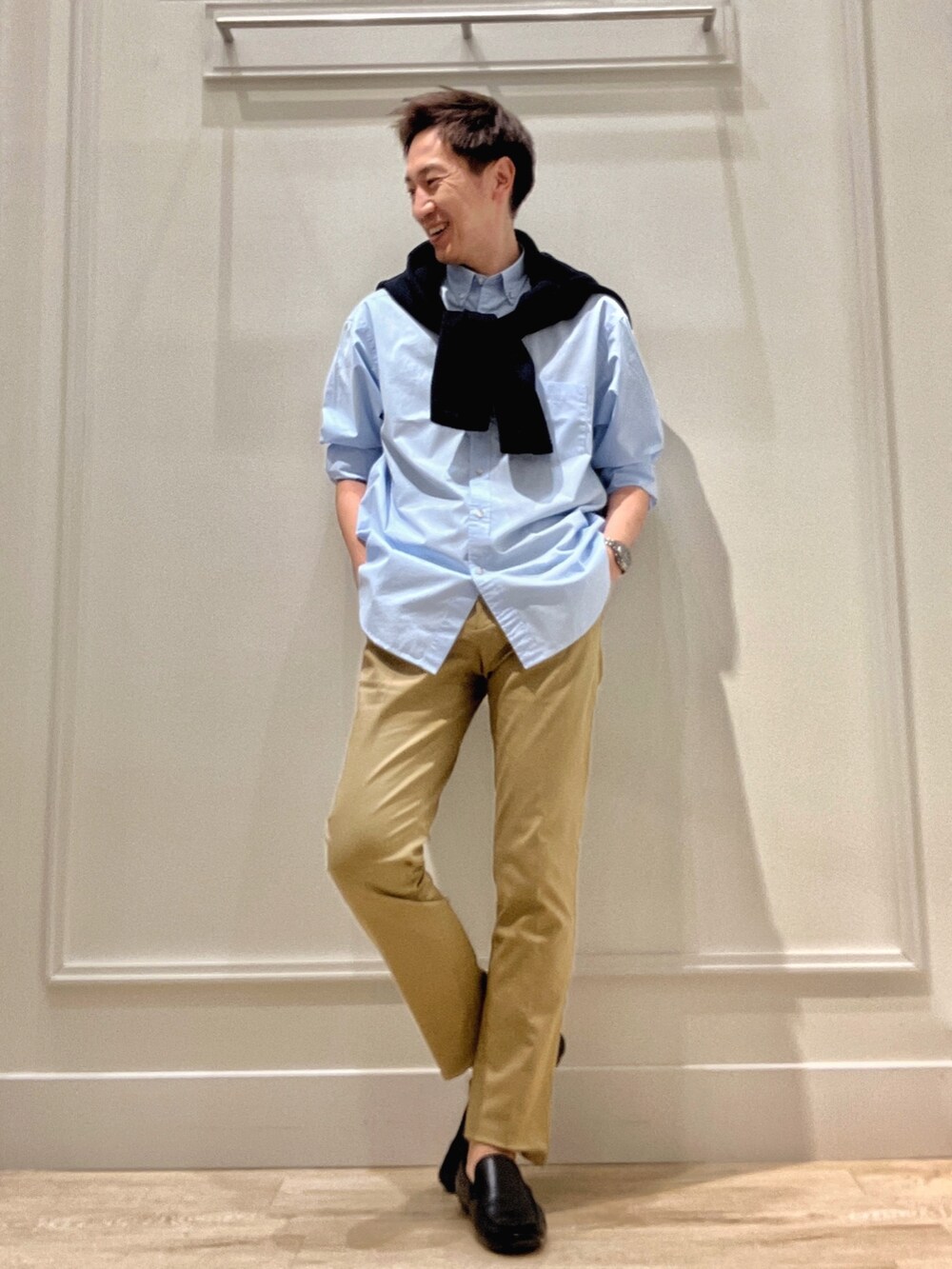 ベージュ系のチノパンツ、ブルー系のシャツ/ブラウス、ブルー系のカーディガン/ボレロを着用したメンズの冬コーディネートの2枚目の写真