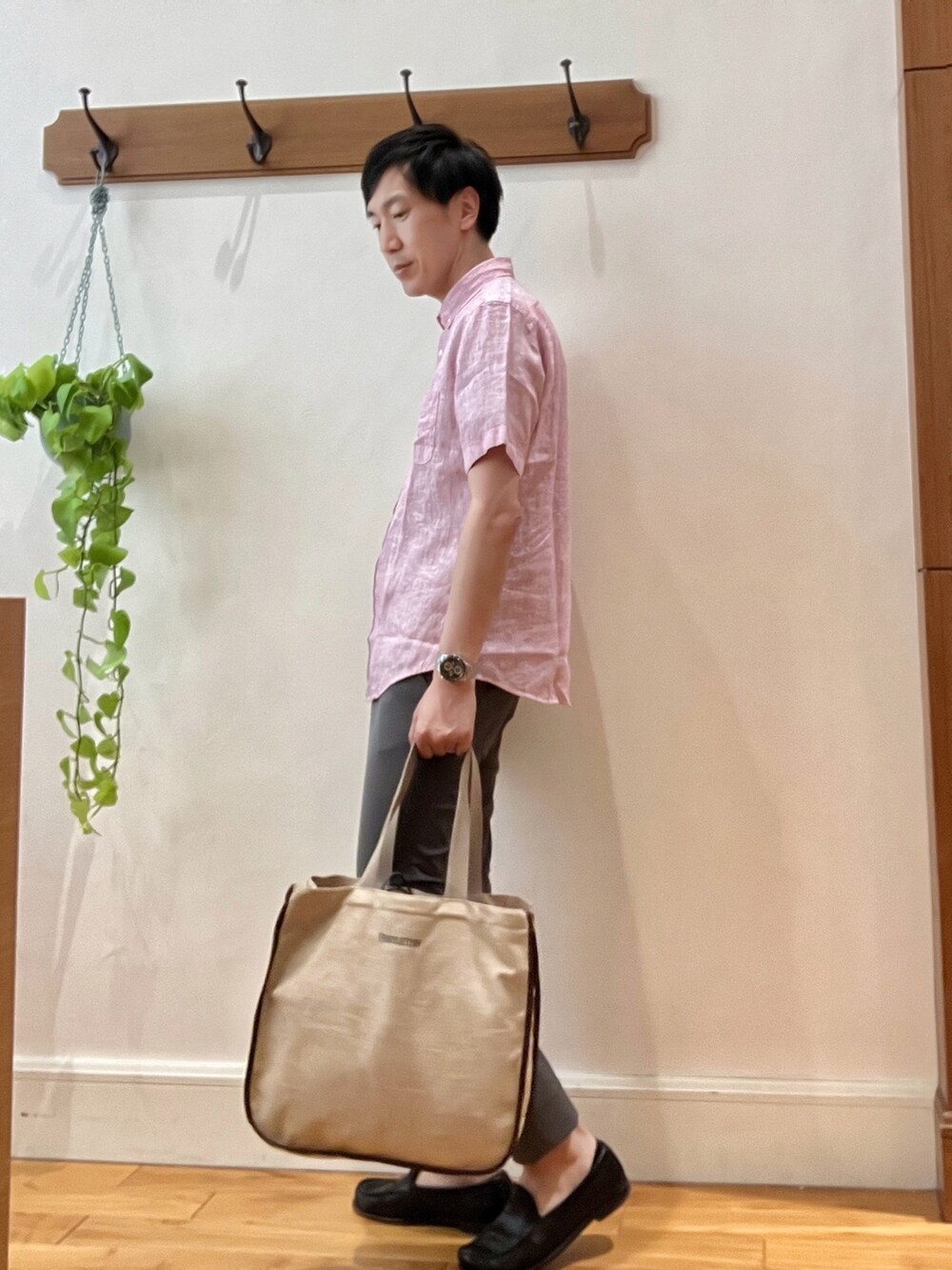 レッド系のシャツ/ブラウス、グレー系のその他パンツ、ベージュ系のトートバッグを着用したメンズの春コーディネートの5枚目の写真