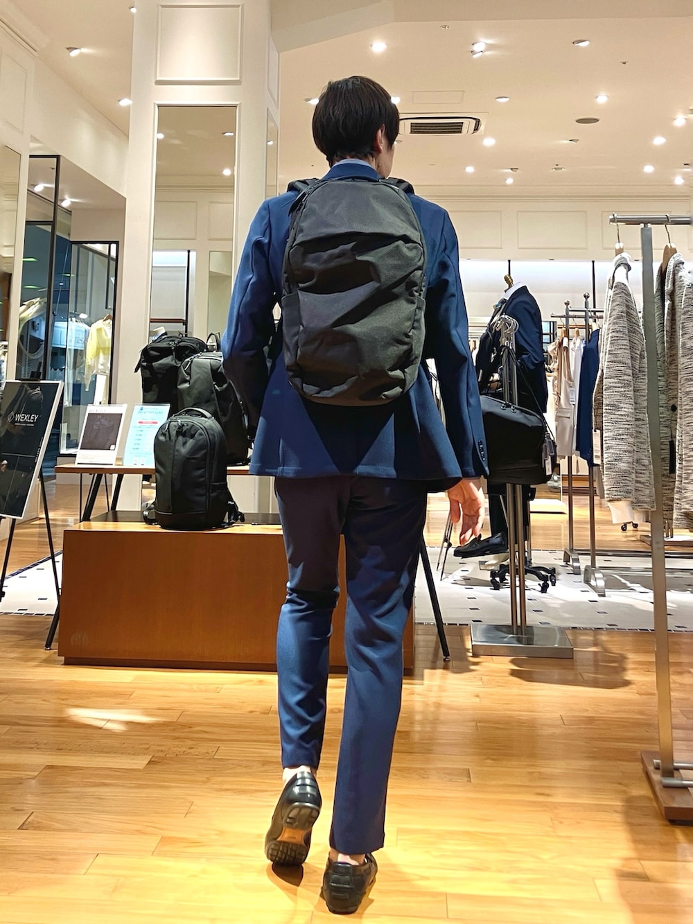 ブルー系のテーラードジャケット、ブルー系のシャツ/ブラウス、ブルー系のその他パンツを着用したメンズの冬コーディネートの5枚目の写真