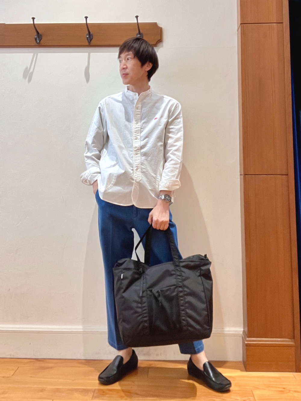 ベージュ系のブルゾン、ホワイト系のシャツ/ブラウス、ブルー系のデニムパンツを着用したメンズの春コーディネートの6枚目の写真