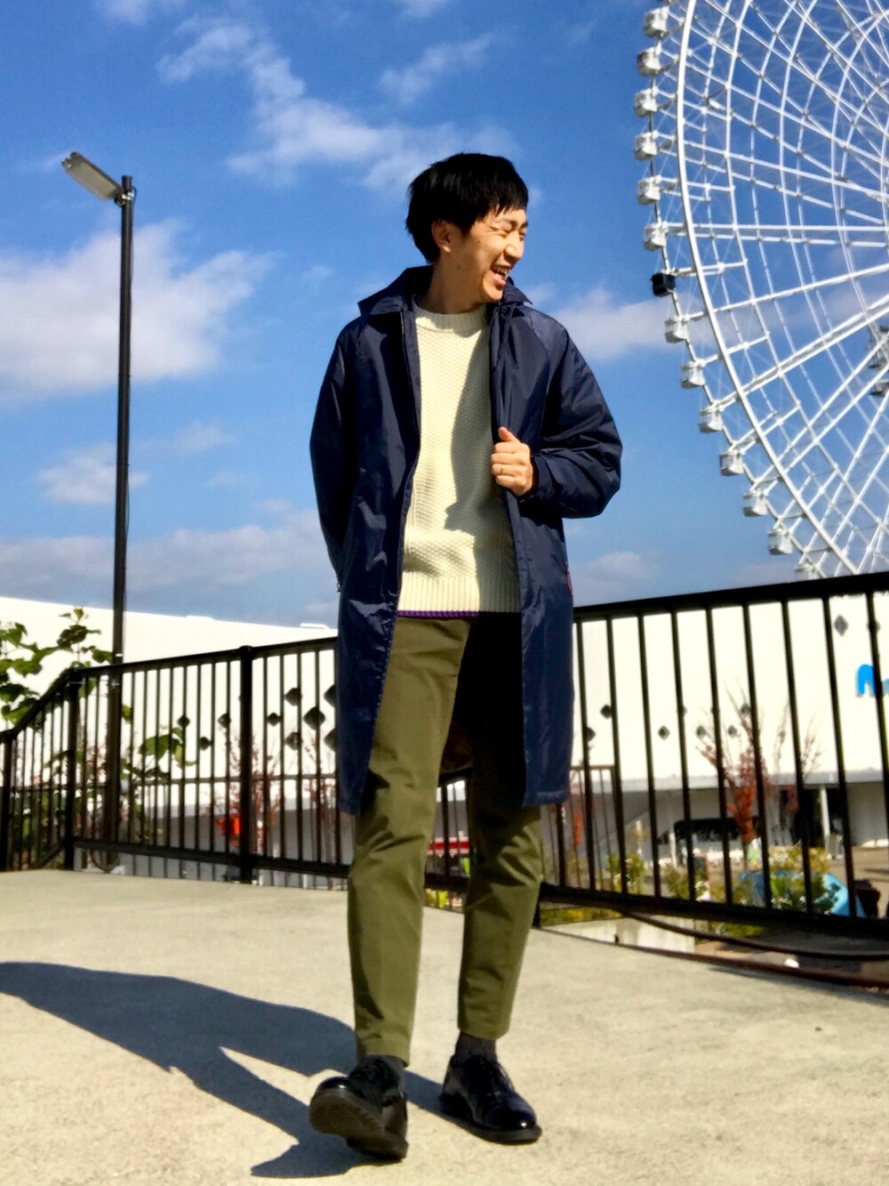 ブルー系のダウンジャケット/コート、ホワイト系のニット/セーター、グリーン系のチノパンツを着用したメンズの冬コーディネートの4枚目の写真