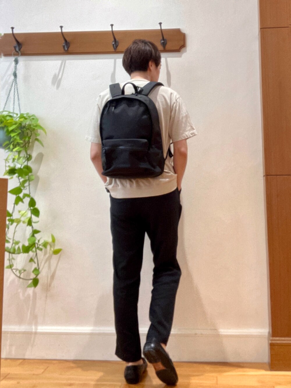 ベージュ系のTシャツ/カットソー、ブラック系のバックパック/リュック、ブラック系のその他パンツを着用したメンズの夏コーディネートの5枚目の写真