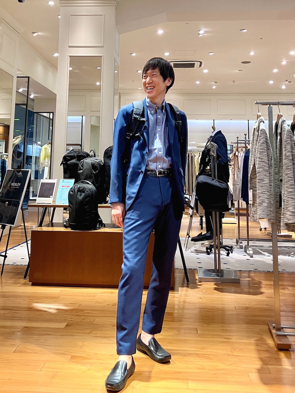 ブルー系のテーラードジャケット、ブルー系のシャツ/ブラウス、ブルー系のその他パンツを着用したメンズの冬コーディネートの2枚目の写真