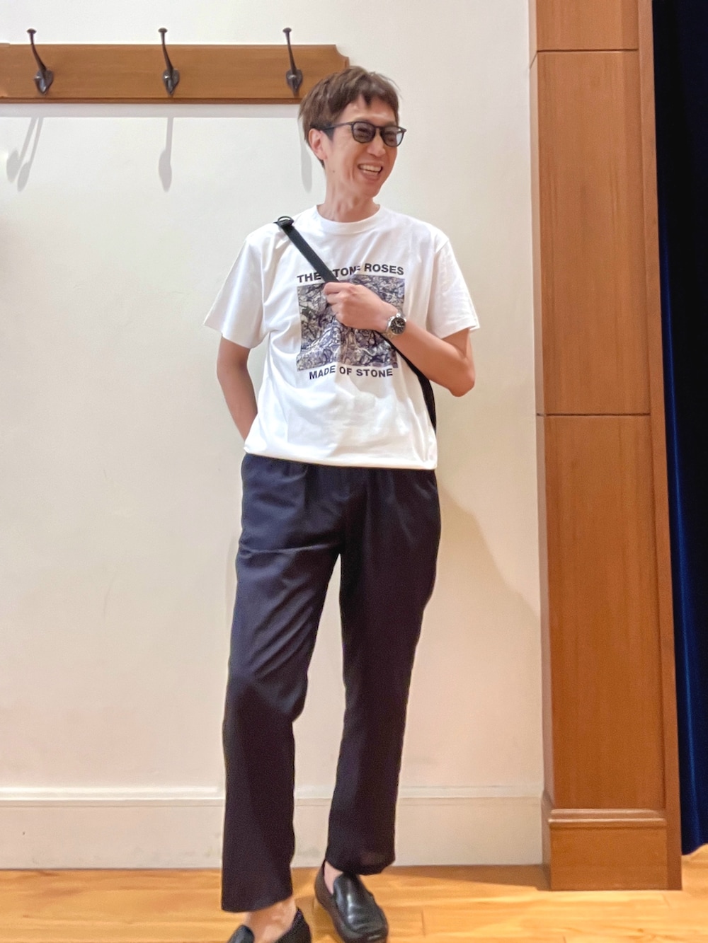 ホワイト系のTシャツ/カットソー、ブラック系のショルダーバッグ、グレー系のその他パンツを着用したメンズの夏コーディネートの2枚目の写真