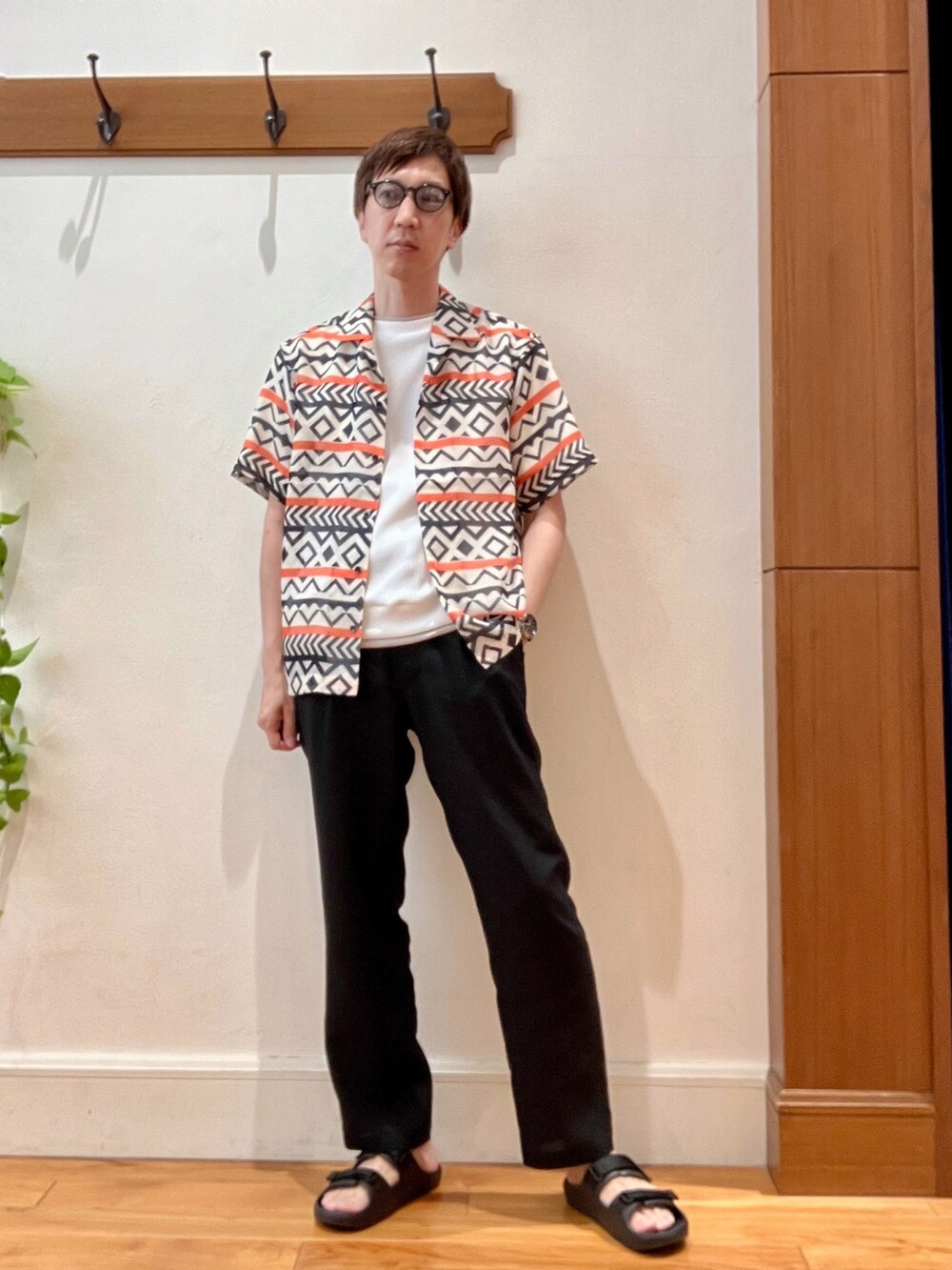 ブラック系のサンダル、ブラック系のその他パンツ、ホワイト系のTシャツ/カットソーを着用したメンズの夏コーディネートの6枚目の写真