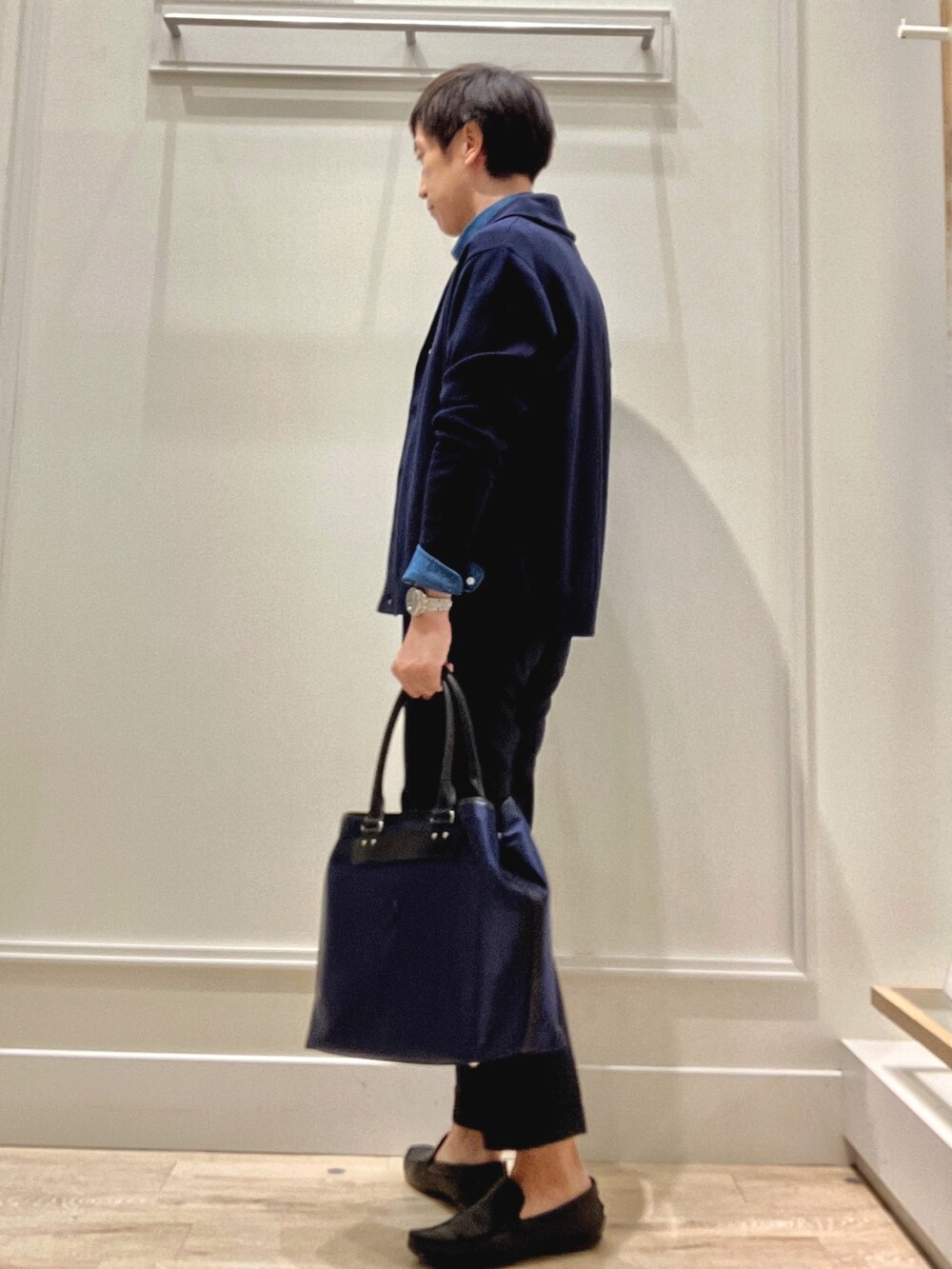 ブルー系のカーディガン/ボレロ、ブルー系のシャツ/ブラウス、ブラック系のトートバッグを着用したメンズの秋コーディネートの2枚目の写真