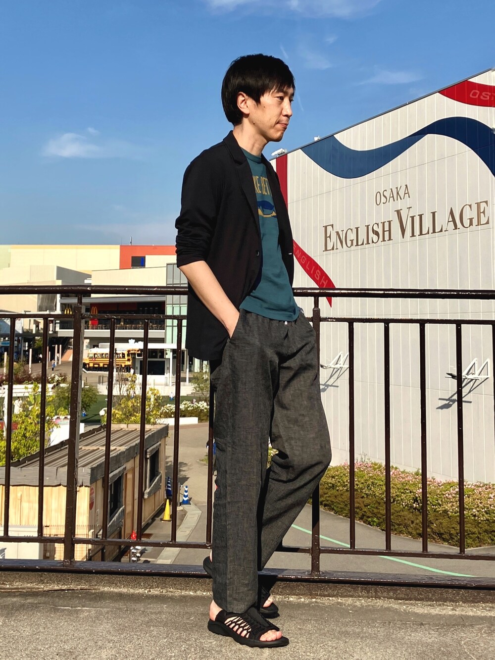 グレー系のカーディガン/ボレロ、グリーン系のTシャツ/カットソー、グレー系のその他パンツを着用したメンズの春コーディネートの6枚目の写真