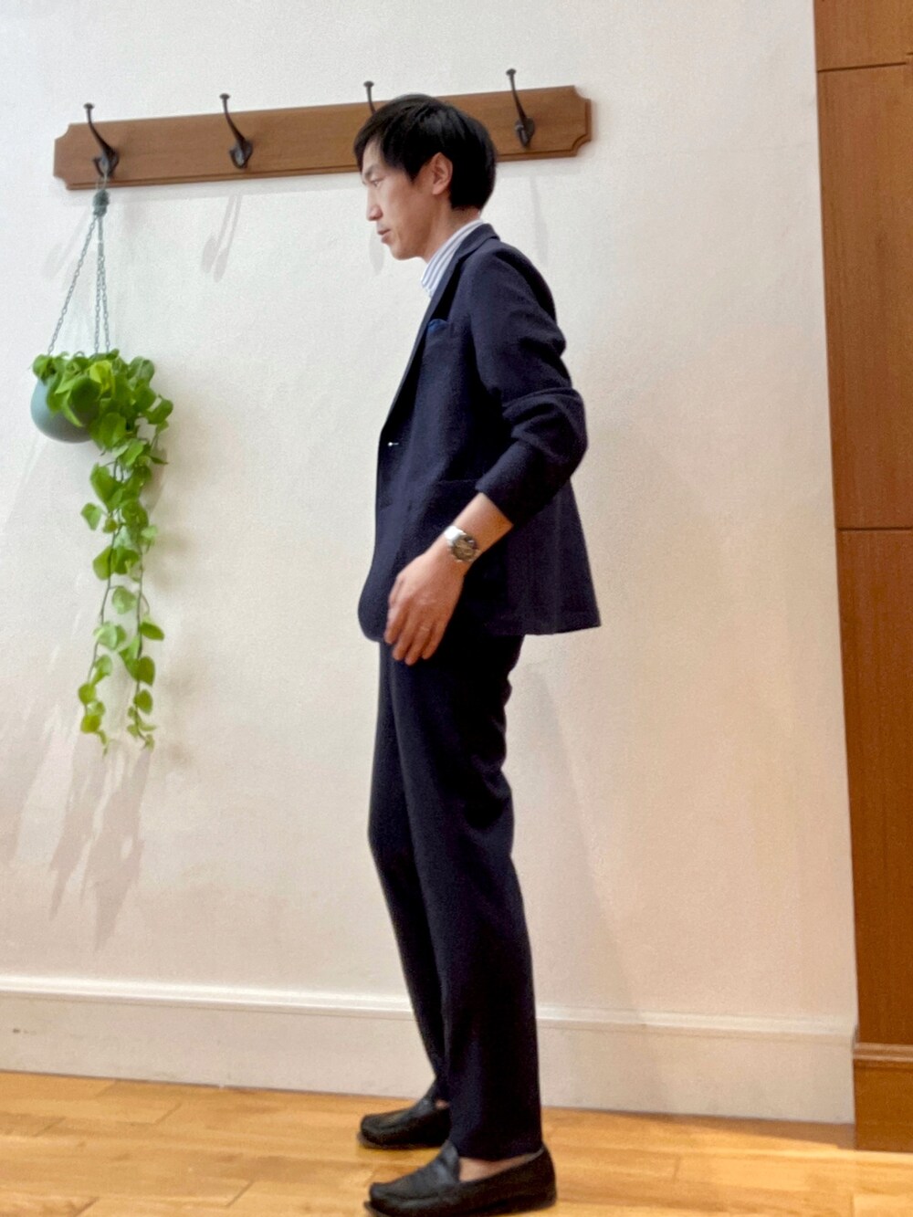 ブルー系のテーラードジャケット、ホワイト系のシャツ/ブラウス、ブルー系のその他パンツを着用したメンズの春コーディネートの4枚目の写真