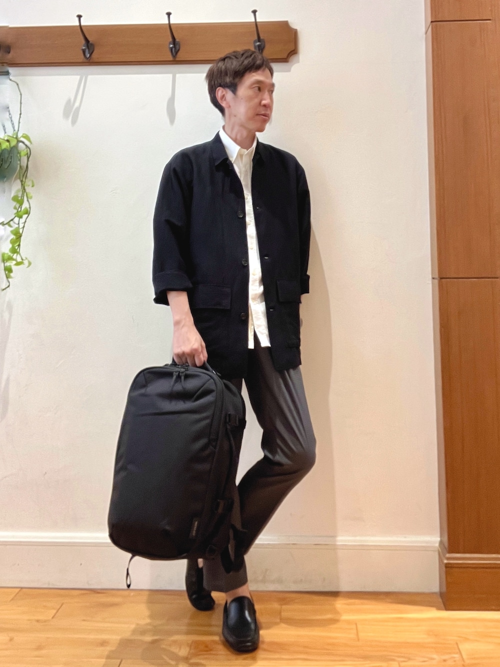 ブラック系のシャツ/ブラウス、ホワイト系のシャツ/ブラウス、グレー系のその他パンツを着用したメンズの夏コーディネートの8枚目の写真