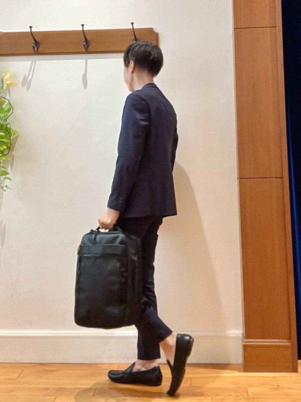 ブルー系のテーラードジャケット、ブルー系のその他パンツ、ホワイト系のTシャツ/カットソーを着用したメンズの秋コーディネートの4枚目の写真