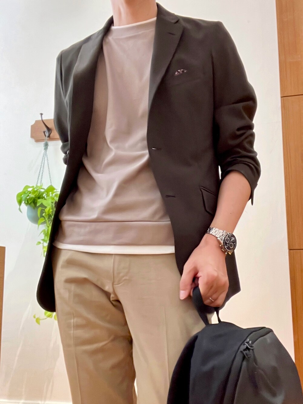 ブラウン系のテーラードジャケット、ベージュ系のTシャツ/カットソー、ブラック系のバックパック/リュックを着用したメンズの春コーディネートの7枚目の写真