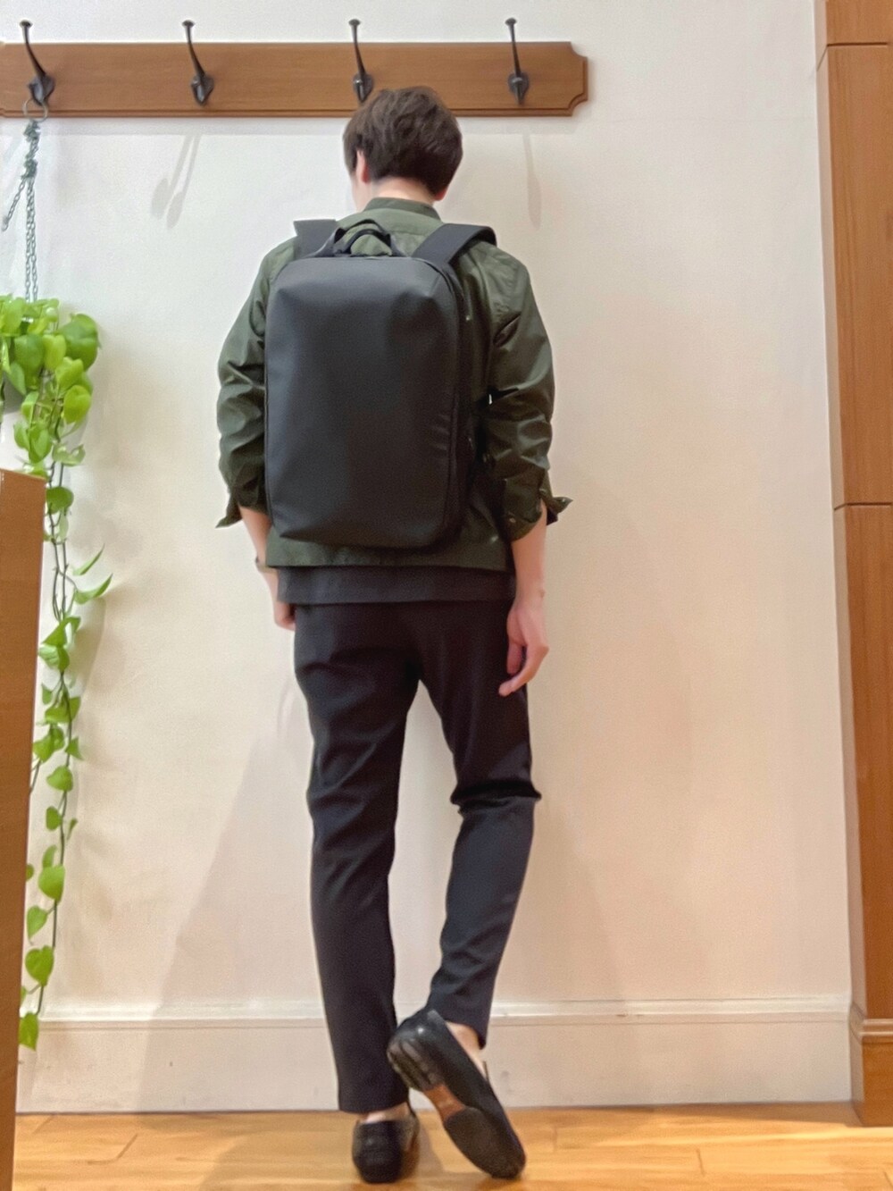 グリーン系のシャツ/ブラウス、ブラック系のTシャツ/カットソー、グレー系のその他パンツを着用したメンズの春コーディネートの5枚目の写真