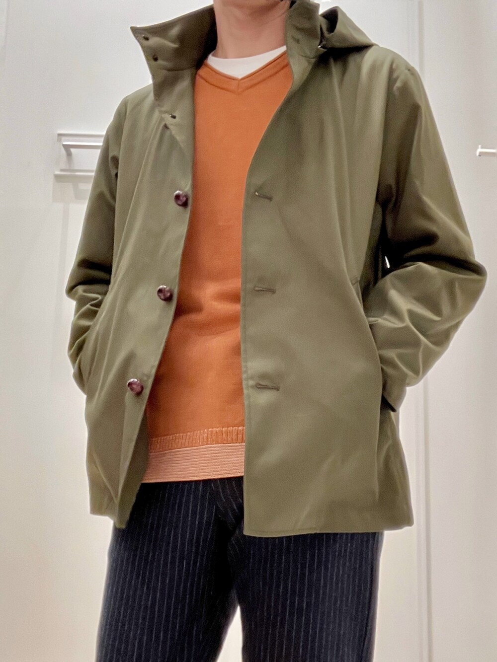 グリーン系のブルゾン、イエロー系のニット/セーター、ブルー系のその他パンツを着用したメンズの秋コーディネートの7枚目の写真