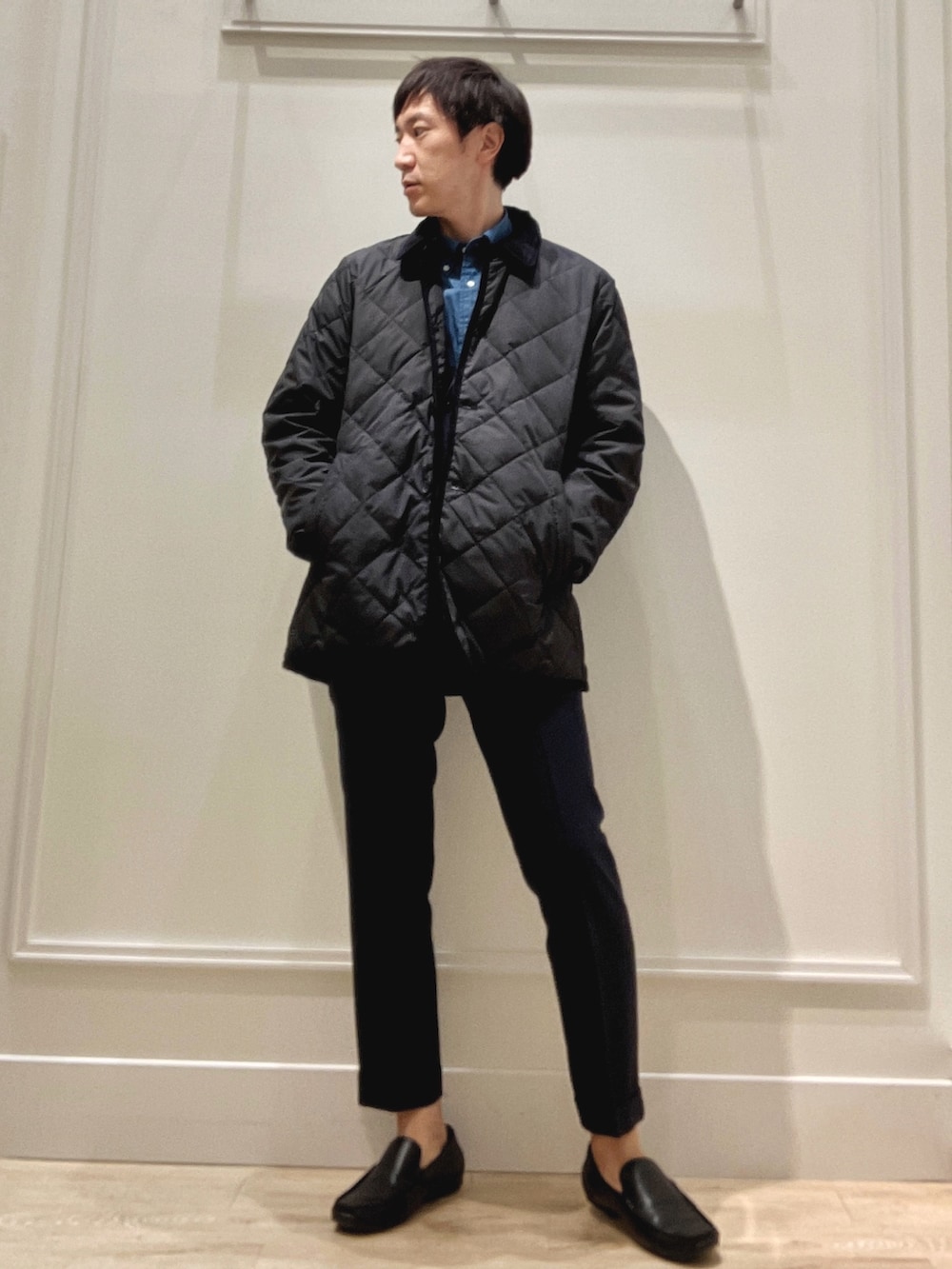 ブラック系のダウンジャケット/コート、ブルー系のシャツ/ブラウスを着用したメンズの秋コーディネートの2枚目の写真