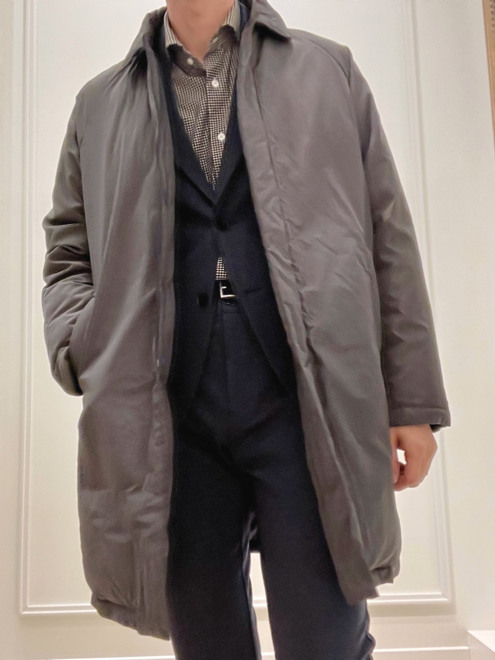 グレー系のダウンジャケット/コート、ブルー系のその他パンツ、ブルー系のテーラードジャケットを着用したメンズの冬コーディネートの7枚目の写真