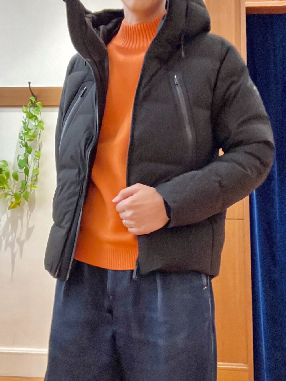 ブラック系のダウンジャケット/コート、オレンジ系のニット/セーターを着用したメンズの秋コーディネートの9枚目の写真