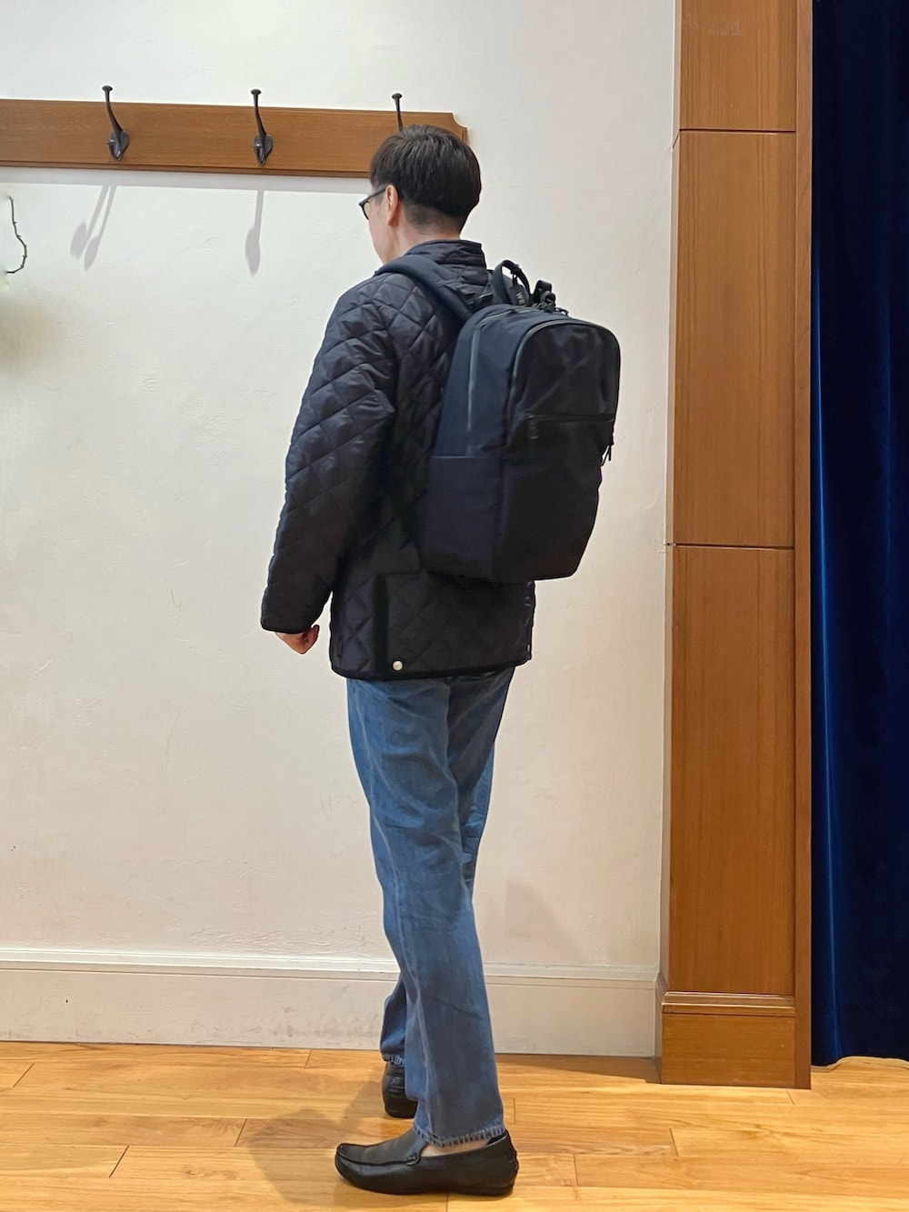 グレー系のシャツ/ブラウス、ブルー系のブルゾン、ブラック系のバックパック/リュックを着用したメンズの秋コーディネートの5枚目の写真