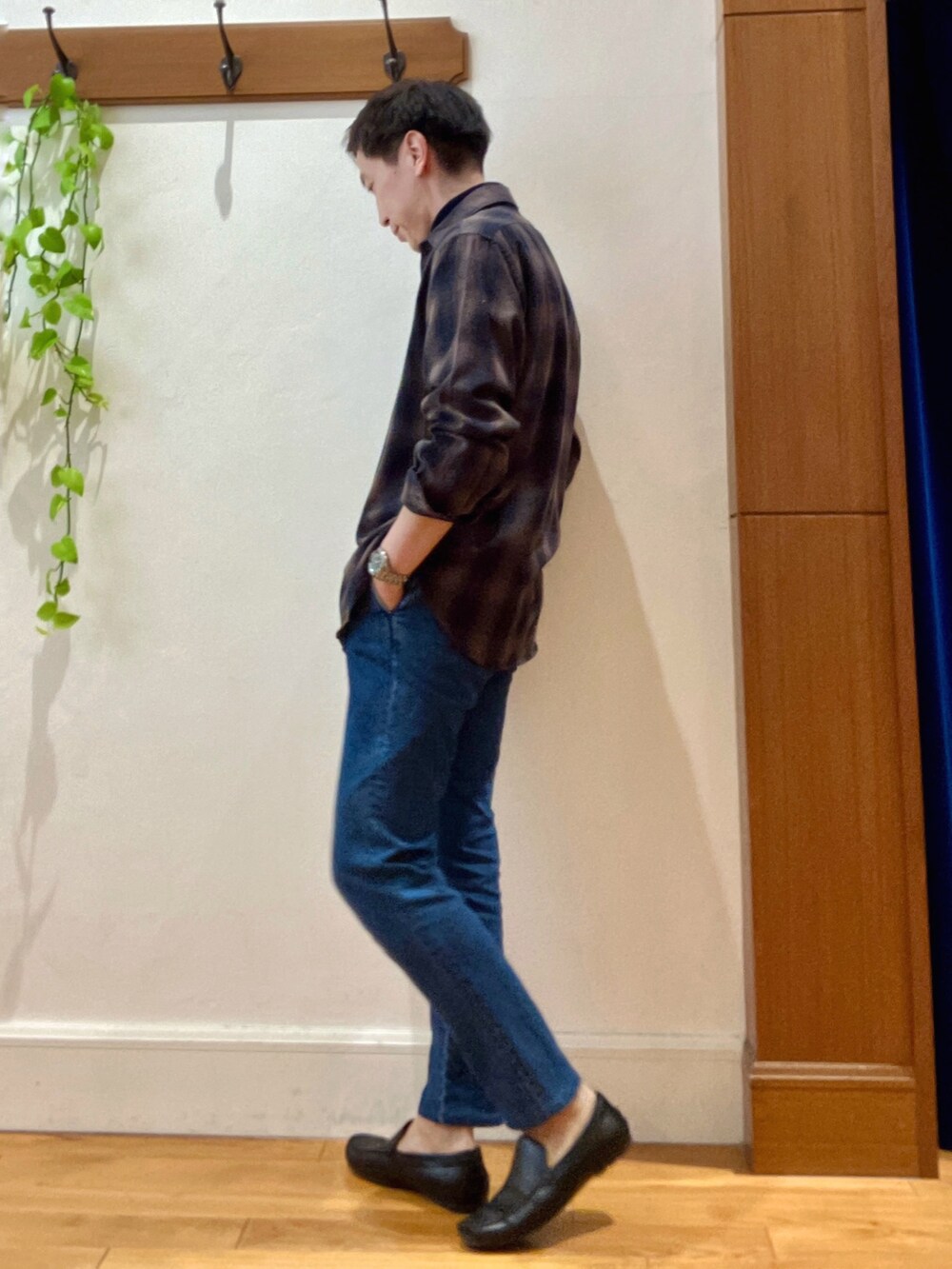 グリーン系のシャツ/ブラウス、ブルー系のニット/セーター、ブルー系のデニムパンツを着用したメンズの冬コーディネートの4枚目の写真