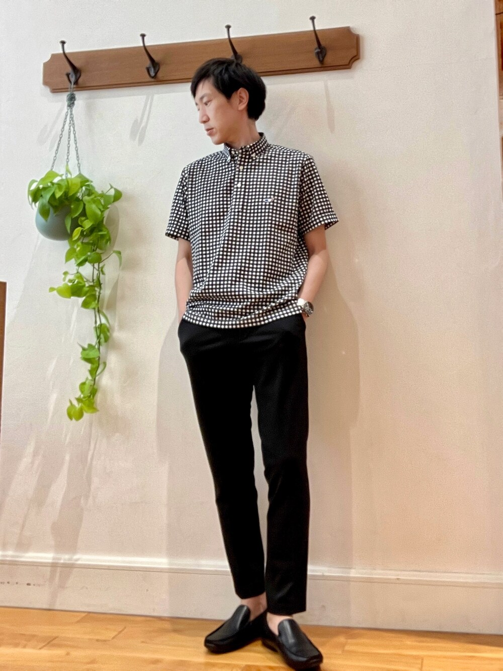 ブラック系のその他パンツ、ブラック系のポロシャツを着用したメンズの夏コーディネートの6枚目の写真