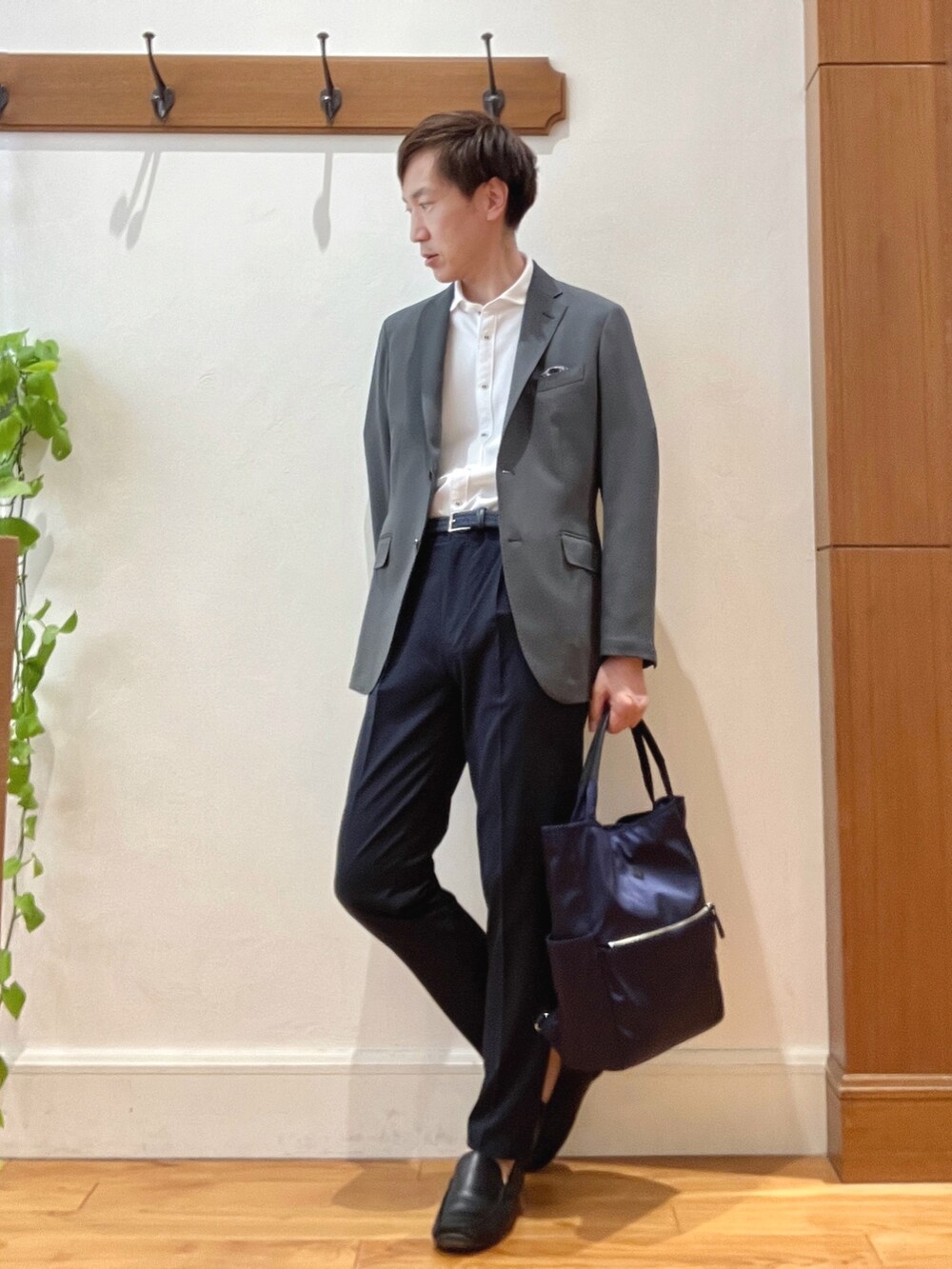 グレー系のテーラードジャケット、ホワイト系のシャツ/ブラウス、ブルー系のその他パンツを着用したメンズの夏コーディネートの7枚目の写真